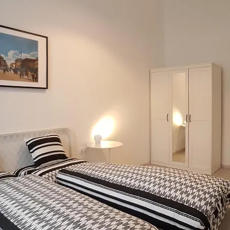 Piacsek Apartmanhaz Beci